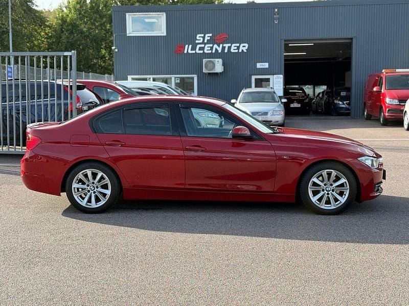 Röd (röd metallic ) Begagnad 2012 BMW 320 Sport Line Sedan | 107 900 kr (Bra pris) - Bild 1/4