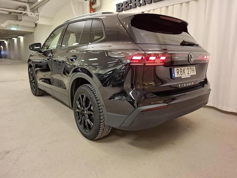 Begagnad VW Tiguan Life 207 HK (152 kW) 2024 Svart SUV