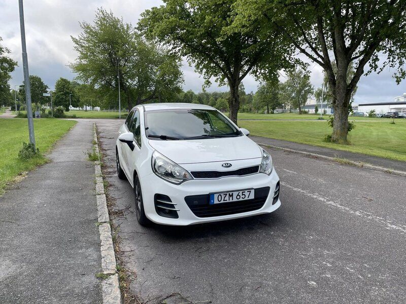 Vit Begagnad 2016 Kia Rio Halvkombi | 79 900 kr (Marknadspris) - Bild 1/4