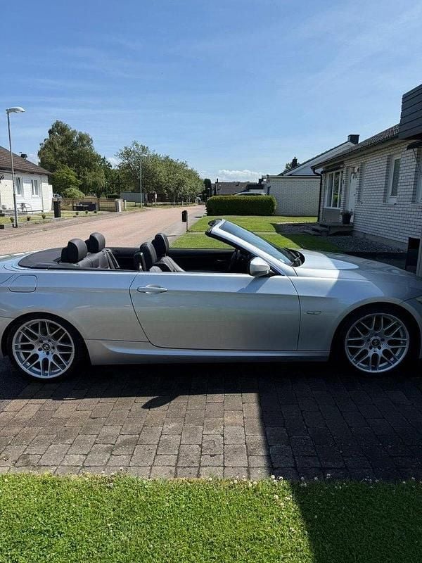Grå Begagnad 2010 BMW 325 Cabriolet M Sport Cab | 167 500 kr (Marknadspris) - Bild 1/4