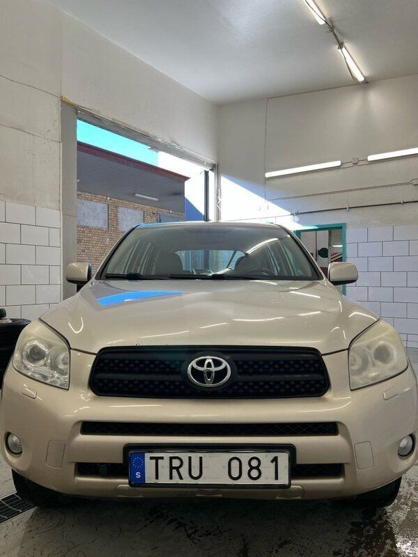 Ljusbrun Begagnad 2006 Toyota RAV4 SUV | 75 000 kr (Dyr) - Bild 1/4