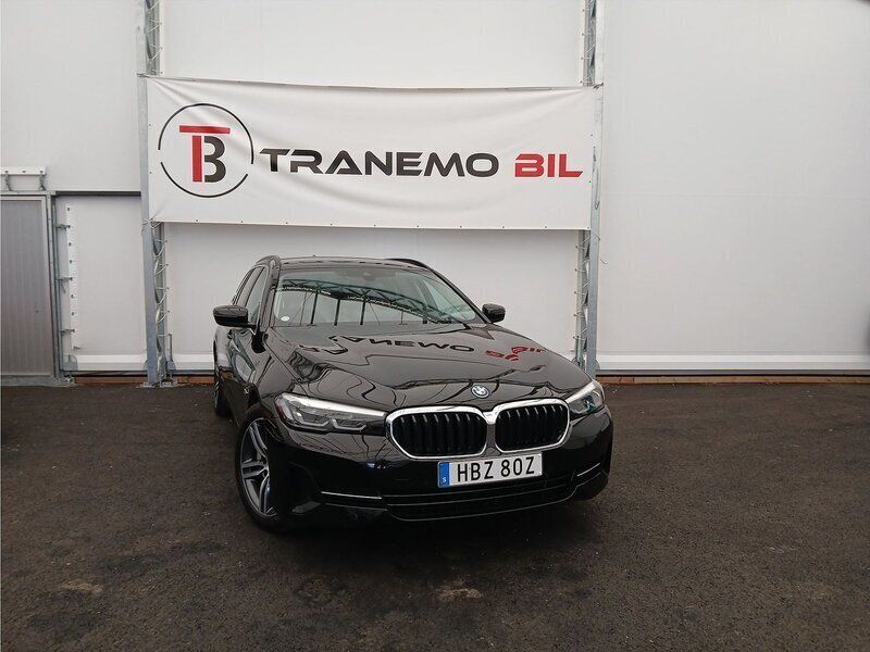 Svart Begagnad 2022 BMW 530e Sport Line Kombi | 379 900 kr (Superpris) - Bild 1/4