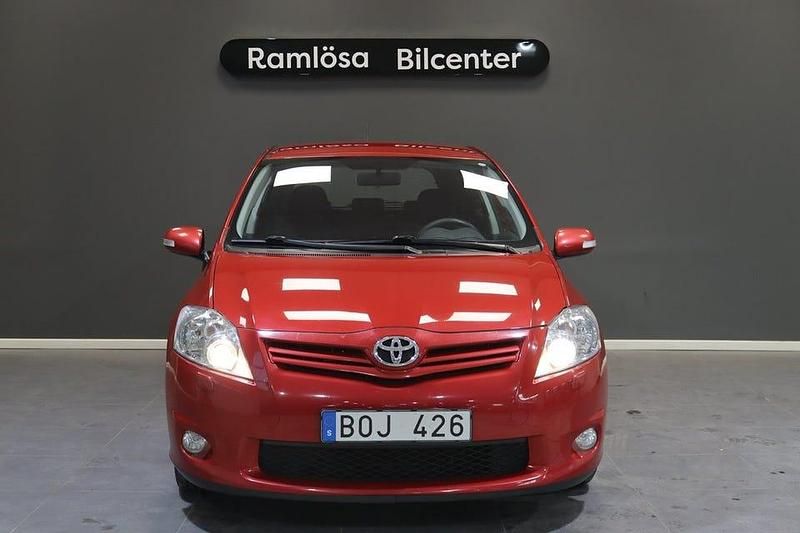 Begagnad Toyota Auris Plus 90 HK (66 kW) 2012 Mörkröd Halvkombi
