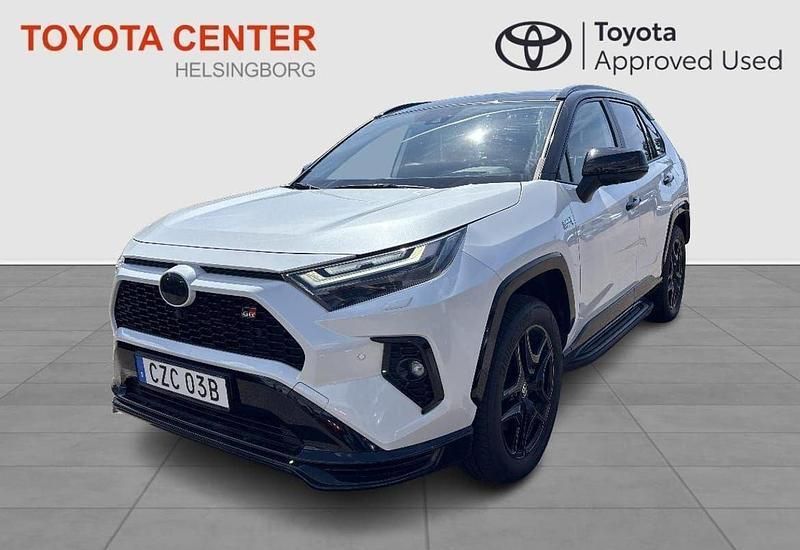 Vit Begagnad 2024 Toyota RAV4 Hybrid Sport SUV | 619 900 kr (Dyr) - Bild 1/4