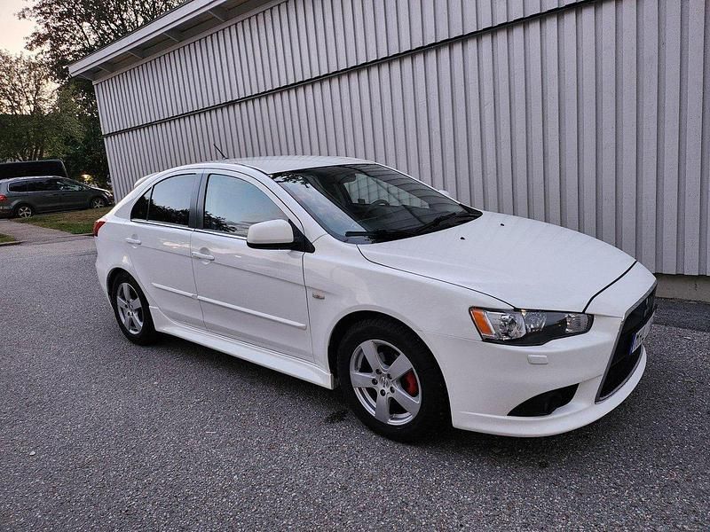 Vit Begagnad 2012 Mitsubishi Lancer Sportback Halvkombi | 33 500 kr (Marknadspris) - Bild 1/4