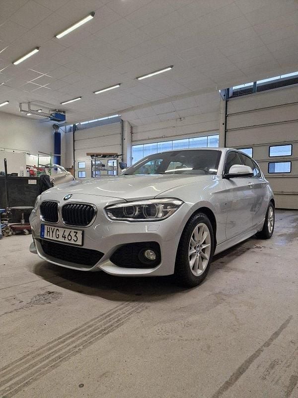 Silver Begagnad 2016 BMW 116 M Sport Halvkombi | 120 000 kr (Bra pris) - Bild 1/4