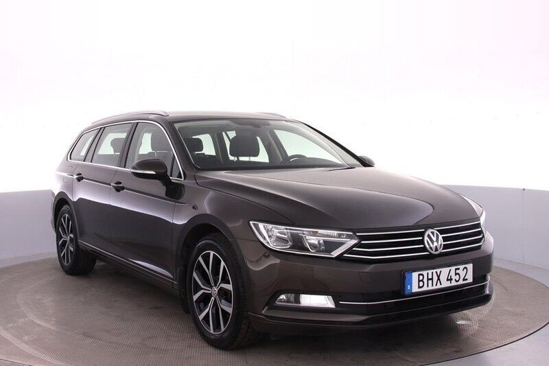 Mörkbrun Begagnad 2018 VW Passat Kombi | 189 000 kr (Marknadspris) - Bild 1/4