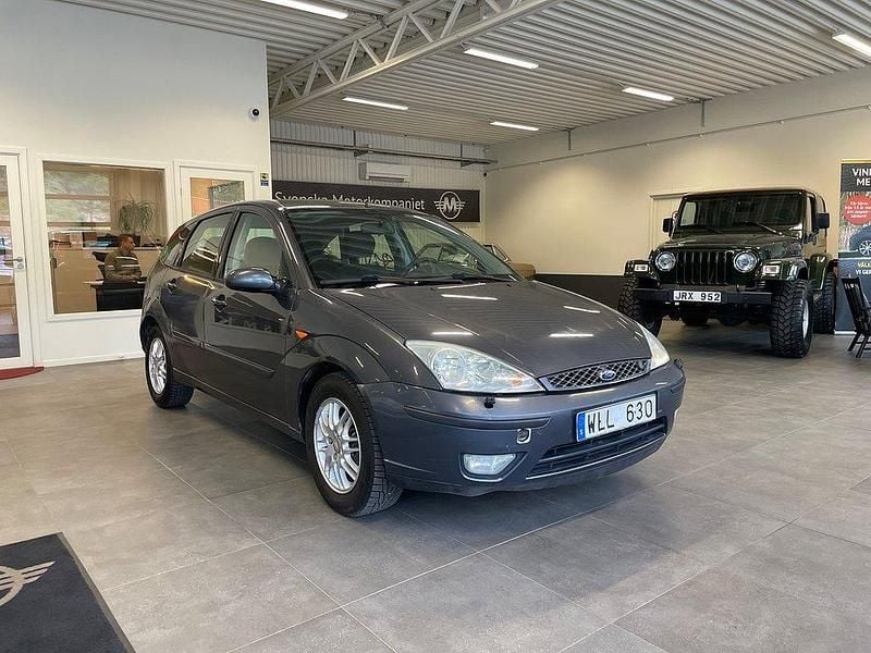 Grå Begagnad 2004 Ford Focus Ghia Halvkombi | 19 900 kr - Bild 1/4