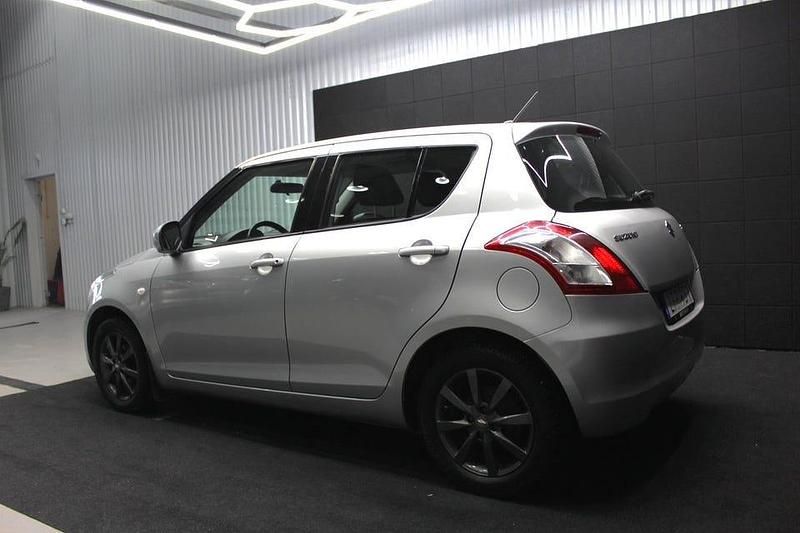 Begagnad Suzuki Swift 94 HK (69 kW) 2016 Silver Halvkombi