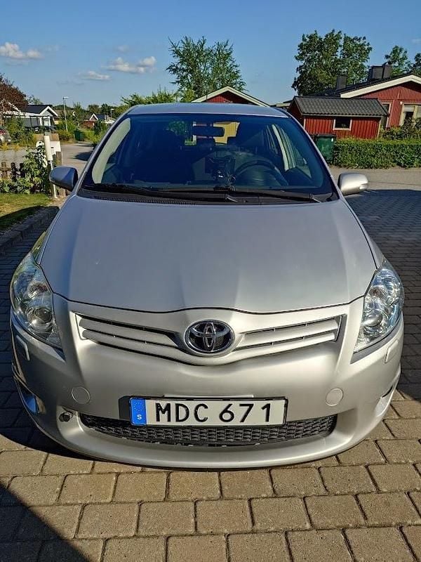 Silver Begagnad 2011 Toyota Auris Plus Halvkombi | 94 500 kr (Marknadspris) - Bild 1/4