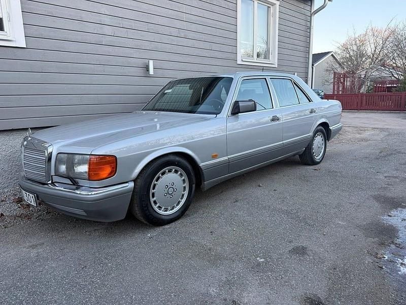 Grå Begagnad 1988 Mercedes 300 SE Sedan | 155 000 kr - Bild 1/4