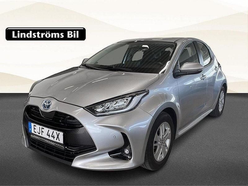 Silver Begagnad 2022 Toyota Yaris Hybrid Active Halvkombi | 219 000 kr (Marknadspris) - Bild 1/3