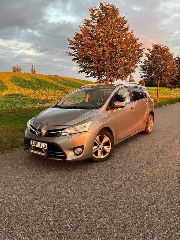 Brun Begagnad 2015 Toyota Verso Edition Minibuss | 72 900 kr (Marknadspris) - Bild 1/4