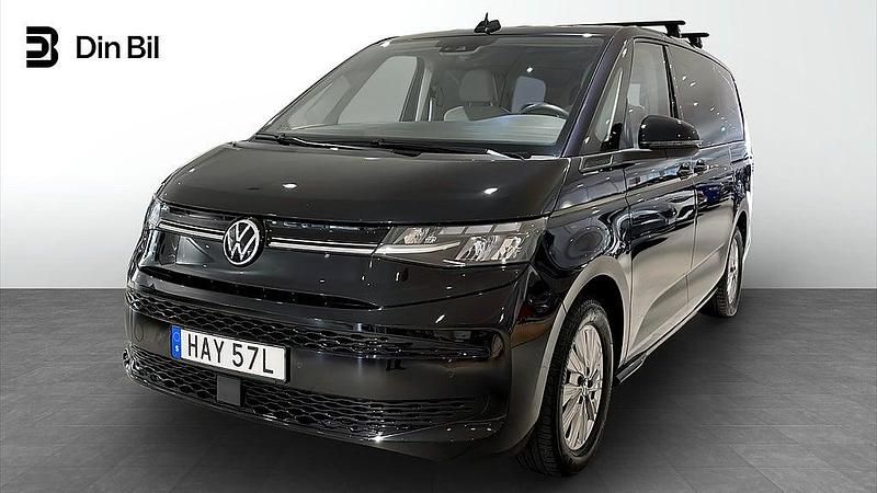 Svart Begagnad 2022 VW Multivan Van | 519 900 kr (Marknadspris) - Bild 1/4