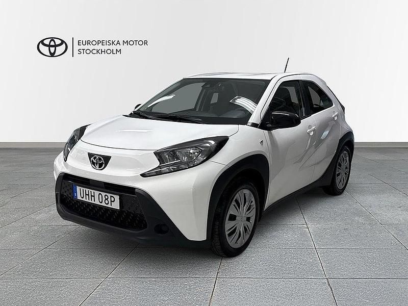 Vit Begagnad 2022 Toyota Aygo X Play SUV | 169 800 kr (Marknadspris) - Bild 1/3