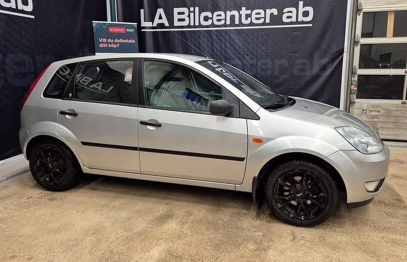 Begagnad Ford Fiesta 80 HK (58 kW) 2002 Ljusgrå Halvkombi