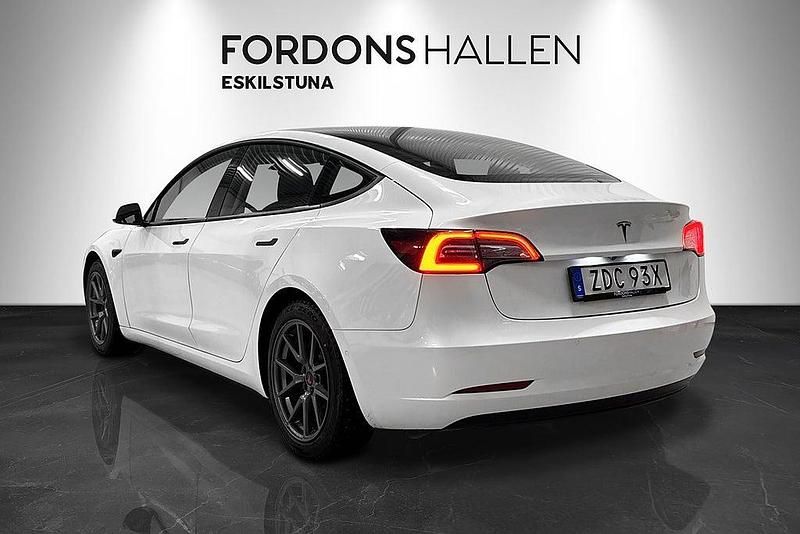 Begagnad Tesla Model 3 Standard Range Plus 239 kW (325 HK) 2021 Vit Sedan