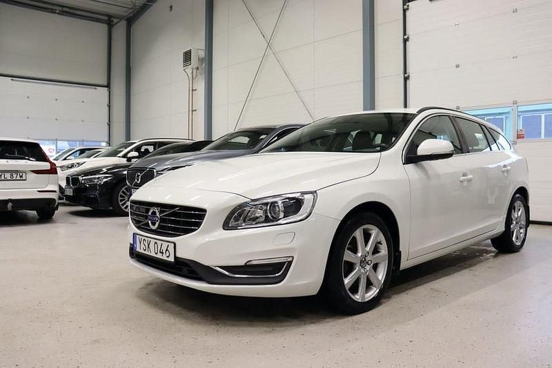 Vit Begagnad 2018 Volvo V60 Momentum Kombi | 179 800 kr (Superpris) - Bild 1/4
