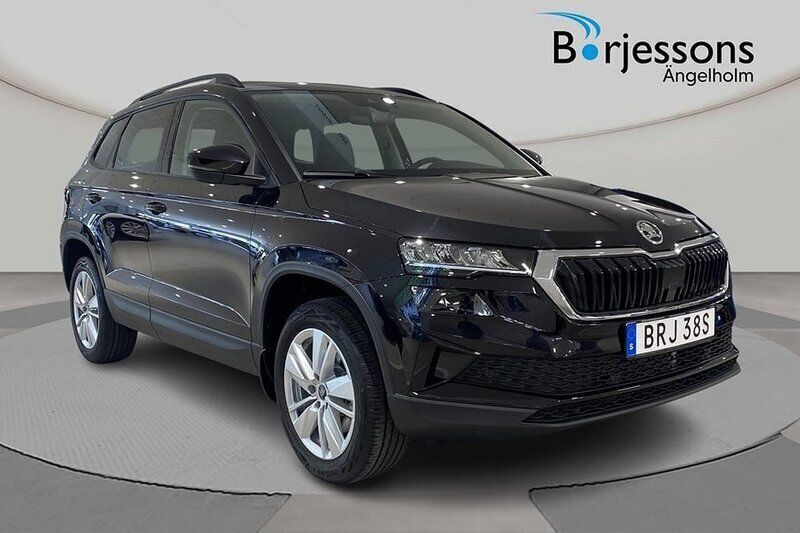 Svart Ny 2025 Skoda Karoq Selection SUV | 379 300 kr (Marknadspris) - Bild 1/4