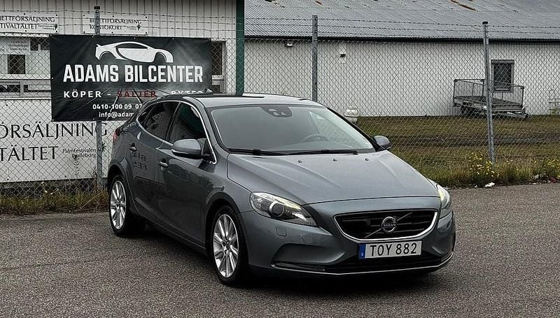 Grå Begagnad 2015 Volvo V40 Momentum Halvkombi | 89 900 kr (Marknadspris) - Bild 1/4