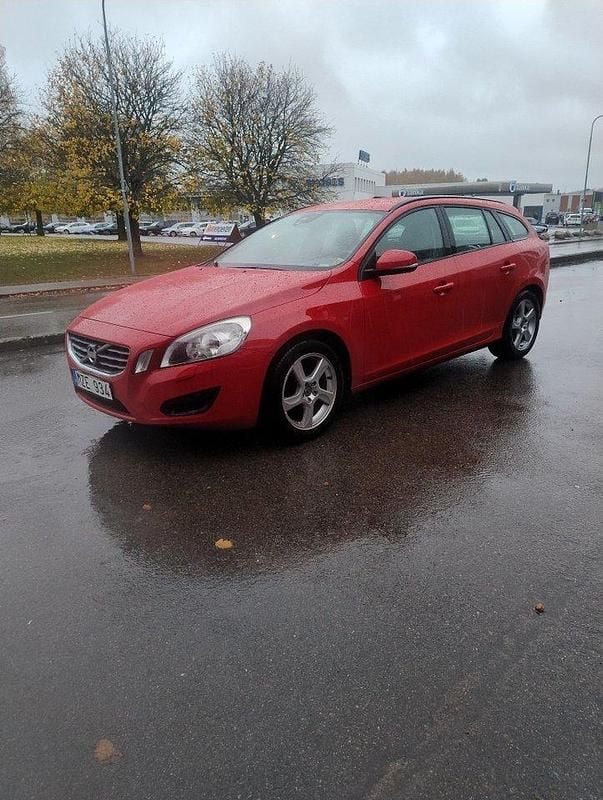 Röd Begagnad 2012 Volvo V60 Kombi | 74 900 kr (Bra pris) - Bild 1/4