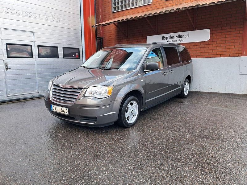 Grå Begagnad 2010 Chrysler Grand Voyager Minibuss | 74 900 kr (Marknadspris) - Bild 1/4
