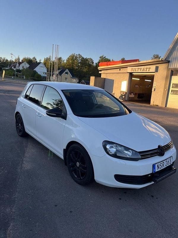 Vit Begagnad 2011 VW Golf VI Halvkombi | 70 000 kr (Marknadspris) - Bild 1/4