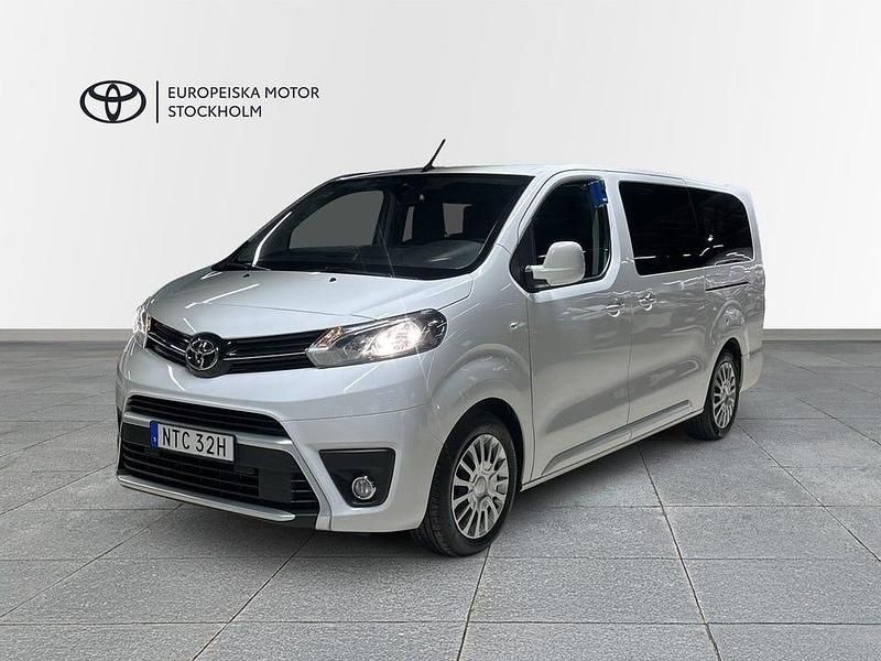 Vit Begagnad 2023 Toyota Proace Verso Kombi | 349 900 kr (Marknadspris) - Bild 1/4