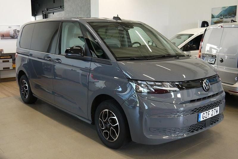 Grå Begagnad 2022 VW Multivan Minibuss | 519 500 kr (Marknadspris) - Bild 1/4