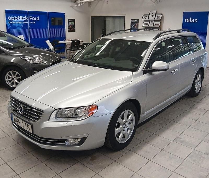 Silver (bright silver 711) Begagnad 2014 Volvo V70 Momentum Kombi | 199 400 kr (Dyr) - Bild 1/4