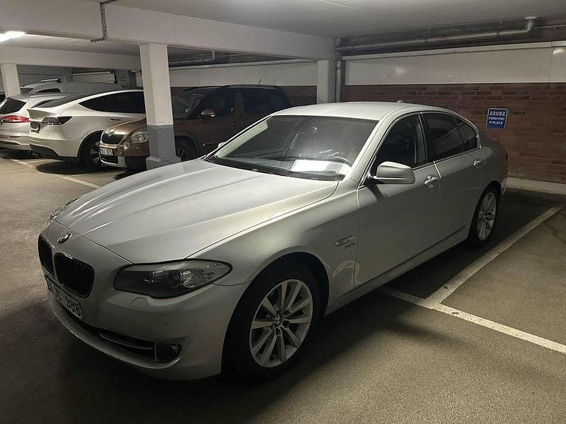 Silver Begagnad 2012 BMW 528 Sedan | 129 500 kr (Bra pris) - Bild 1/4