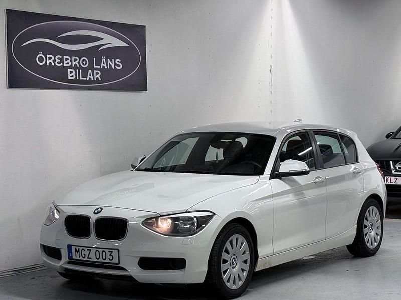 Vit Begagnad 2012 BMW 116 Halvkombi | 79 900 kr - Bild 1/4