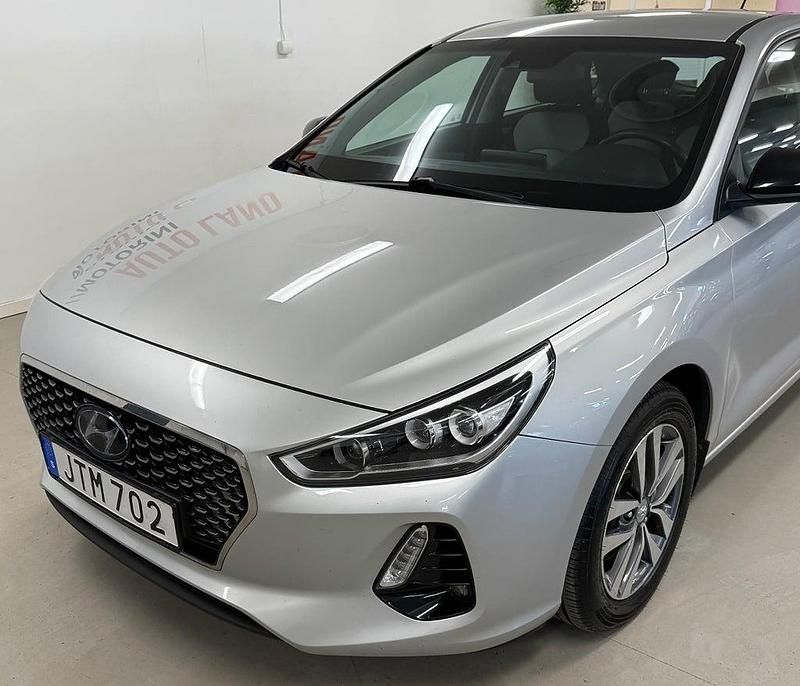 Begagnad Hyundai i30 Comfort 111 HK (81 kW) 2017 Silver Halvkombi