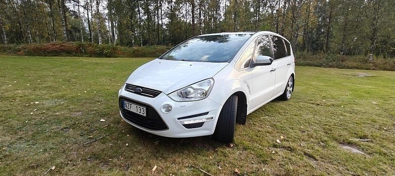 Vit Begagnad 2014 Ford S-MAX Business Edition Minibuss | 82 900 kr (Marknadspris) - Bild 1/4