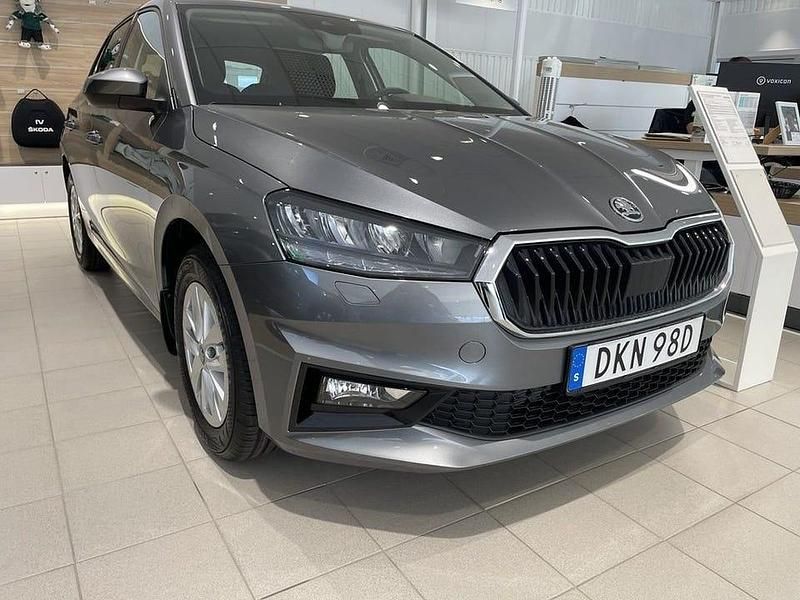 Grå Ny 2025 Skoda Fabia Selection Halvkombi | 269 300 kr (Marknadspris) - Bild 1/4