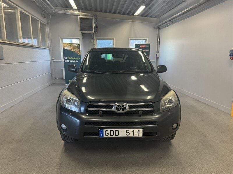 Mörkgrå (grå) Begagnad 2007 Toyota RAV4 SUV | 39 900 kr (Marknadspris) - Bild 1/4