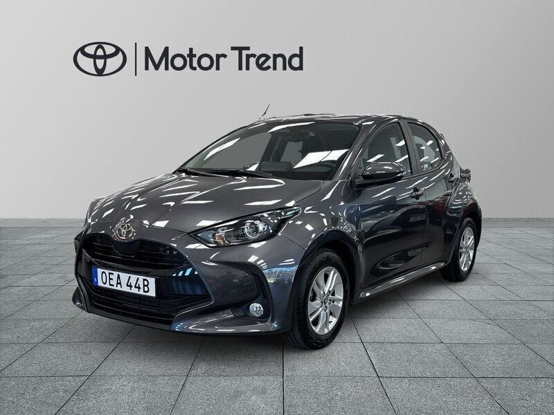 Mörkgrå (grå) Begagnad 2024 Toyota Yaris Hybrid Active Halvkombi | 244 900 kr (Marknadspris) - Bild 1/4