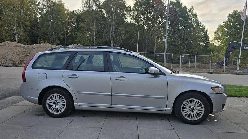 Grå Begagnad 2008 Volvo V50 Momentum Kombi | 27 000 kr (Marknadspris) - Bild 1/4