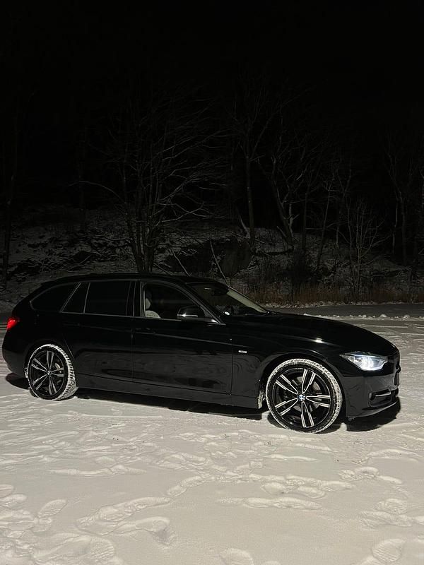 Begagnad BMW 320 184 HK (135 kW) 2015 Svart Kombi
