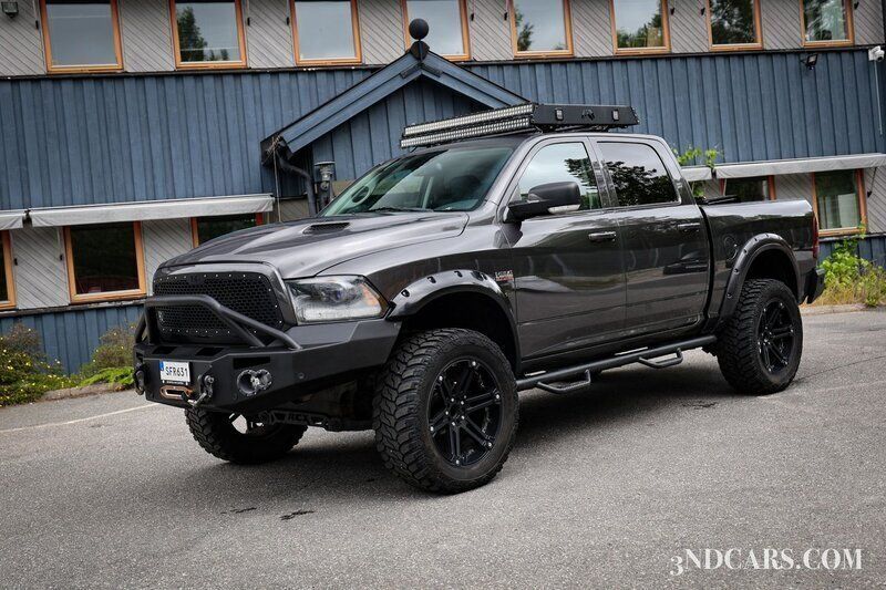 Mörkgrå (grå) Begagnad 2015 RAM 1500 Pickup | 499 900 kr - Bild 1/4
