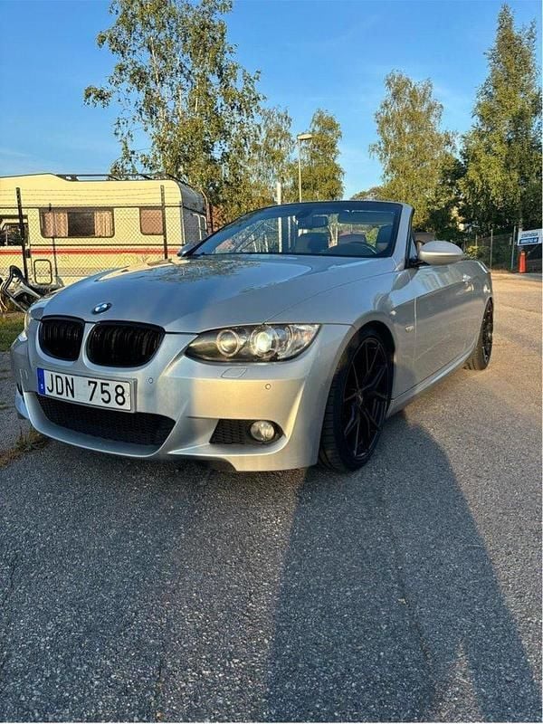 Grå Begagnad 2009 BMW 335 Cabriolet M Sport Cab | 219 000 kr (Bra pris) - Bild 1/4