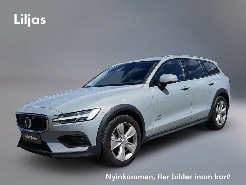 Grå Begagnad 2024 Volvo V60 CC Core Kombi | 409 000 kr (Marknadspris) - Bild 1/3