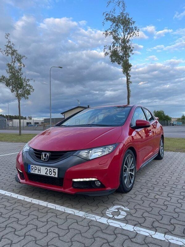 Röd Begagnad 2012 Honda Civic Sport Halvkombi | 69 000 kr (Marknadspris) - Bild 1/4