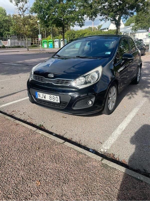 Svart Begagnad 2014 Kia Rio Halvkombi | 31 000 kr (Marknadspris) - Bild 1/4