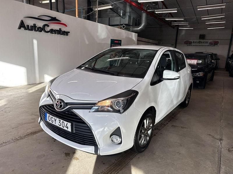 Vit Begagnad 2016 Toyota Yaris Multidrive S Halvkombi | 114 900 kr (Marknadspris) - Bild 1/4