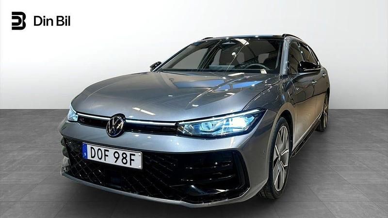 Mörkgrå Begagnad 2024 VW Passat R-line Kombi | 529 900 kr (Dyr) - Bild 1/4