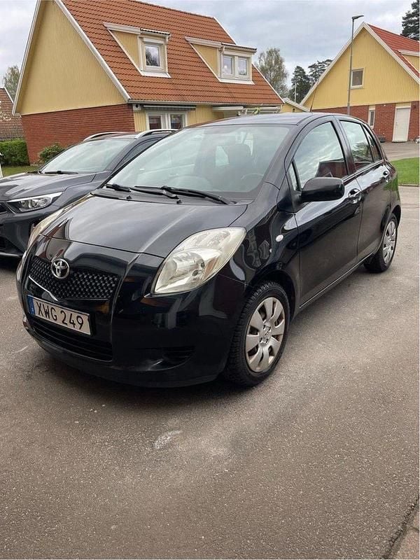 Svart Begagnad 2006 Toyota Yaris Halvkombi | 28 000 kr (Marknadspris) - Bild 1/3
