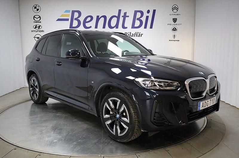 Svart Begagnad 2022 BMW iX3 Shadowline SUV | 449 500 kr (Bra pris) - Bild 1/3