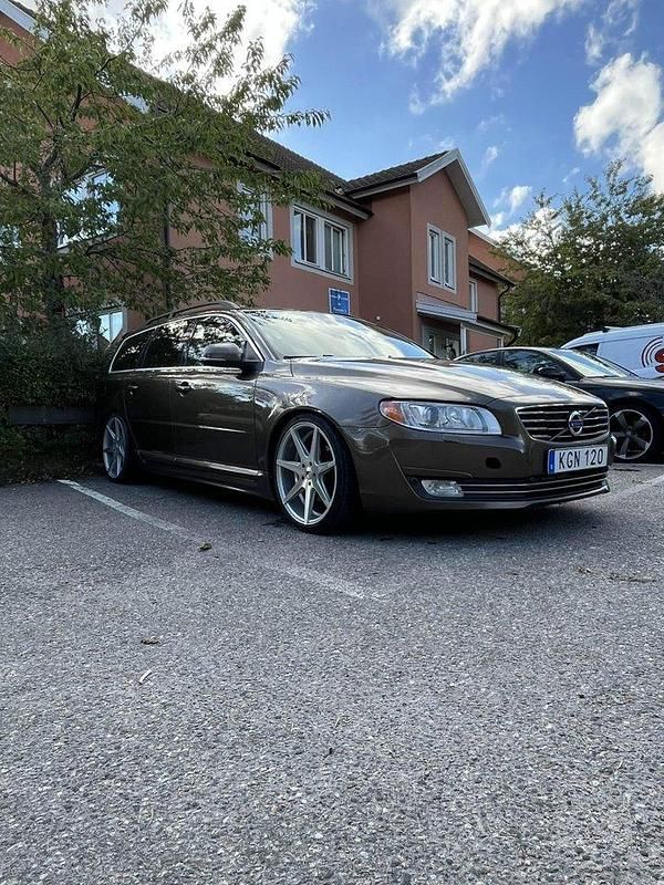Brun Begagnad 2014 Volvo V70 Momentum Kombi | 94 000 kr (Marknadspris) - Bild 1/4