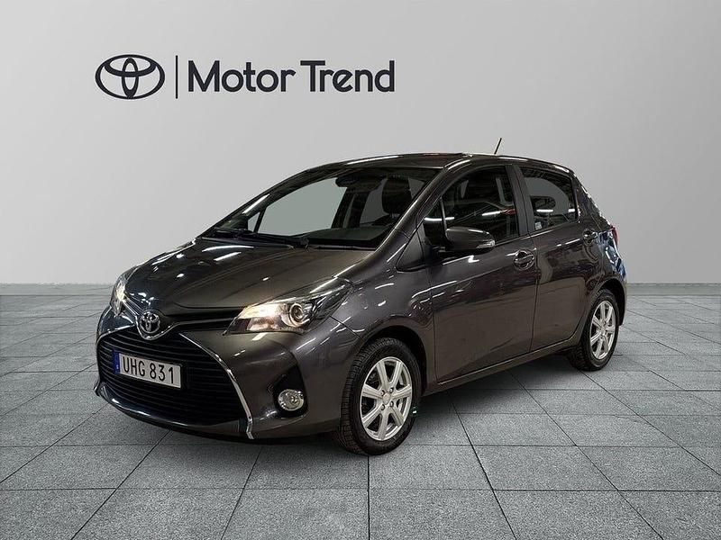 Grå Begagnad 2016 Toyota Yaris Halvkombi | 109 900 kr (Marknadspris) - Bild 1/4